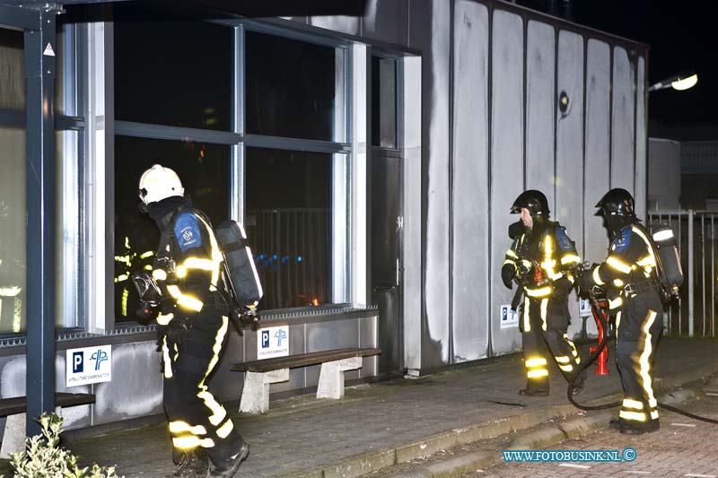 11030401.jpg - FOTOOPDRACHT:Dordrecht:04-03-2011:Een flinke binnenbrand bij het CBR aan de Egstraat 4 te Dordrecht een hoop schade aan de kantine en het pand toegebracht. Er is mogelijk sprake van brand stichting. De politie doet nader onderzoek naar de brand.Deze digitale foto blijft eigendom van FOTOPERSBURO BUSINK. Wij hanteren de voorwaarden van het N.V.F. en N.V.J. Gebruik van deze foto impliceert dat u bekend bent  en akkoord gaat met deze voorwaarden bij publicatie.EB/ETIENNE BUSINK