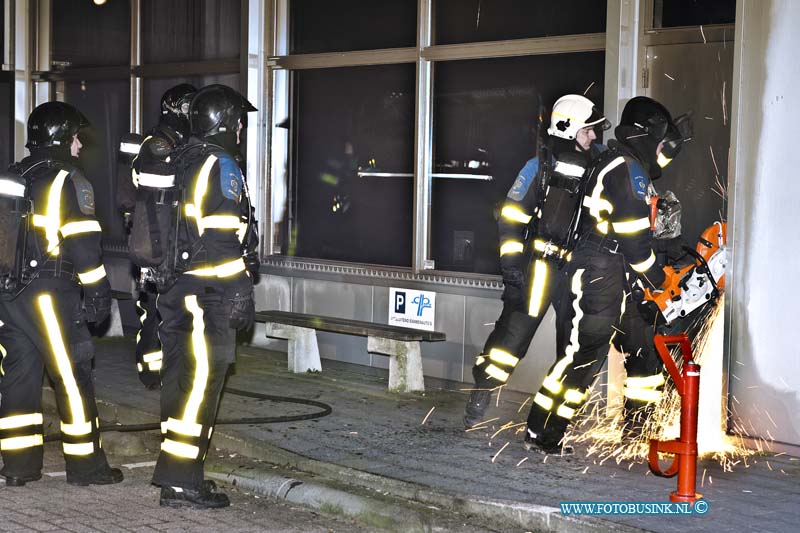 11030402.jpg - FOTOOPDRACHT:Dordrecht:04-03-2011:Een flinke binnenbrand bij het CBR aan de Egstraat 4 te Dordrecht een hoop schade aan de kantine en het pand toegebracht. Er is mogelijk sprake van brand stichting. De politie doet nader onderzoek naar de brand.Deze digitale foto blijft eigendom van FOTOPERSBURO BUSINK. Wij hanteren de voorwaarden van het N.V.F. en N.V.J. Gebruik van deze foto impliceert dat u bekend bent  en akkoord gaat met deze voorwaarden bij publicatie.EB/ETIENNE BUSINK