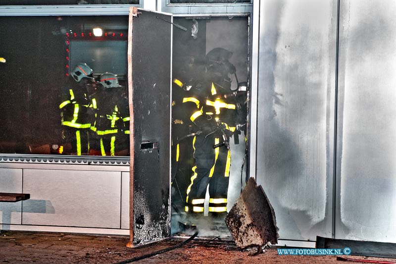 11030403.jpg - FOTOOPDRACHT:Dordrecht:04-03-2011:Een flinke binnenbrand bij het CBR aan de Egstraat 4 te Dordrecht een hoop schade aan de kantine en het pand toegebracht. Er is mogelijk sprake van brand stichting. De politie doet nader onderzoek naar de brand.Deze digitale foto blijft eigendom van FOTOPERSBURO BUSINK. Wij hanteren de voorwaarden van het N.V.F. en N.V.J. Gebruik van deze foto impliceert dat u bekend bent  en akkoord gaat met deze voorwaarden bij publicatie.EB/ETIENNE BUSINK