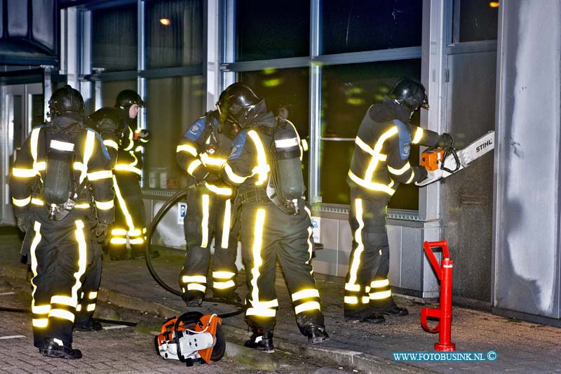 11030405.jpg - FOTOOPDRACHT:Dordrecht:04-03-2011:Een flinke binnenbrand bij het CBR aan de Egstraat 4 te Dordrecht een hoop schade aan de kantine en het pand toegebracht. Er is mogelijk sprake van brand stichting. De politie doet nader onderzoek naar de brand.Deze digitale foto blijft eigendom van FOTOPERSBURO BUSINK. Wij hanteren de voorwaarden van het N.V.F. en N.V.J. Gebruik van deze foto impliceert dat u bekend bent  en akkoord gaat met deze voorwaarden bij publicatie.EB/ETIENNE BUSINK