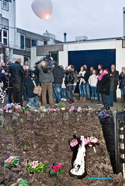 11031004.jpg - FOTOOPDRACHT:Dordrecht:10-03-2011:Foto: Er werd ook nog een ballon ter ere van Milly Boele opgelaten die helaas in de boom bij het monument belande. Later werd er nog een tweede ballon opgelaten en deze volg gelukkig wel de lucht in.Herdenking Milly Boele Sterrenburg. Recht voor het oudelijlkhuis van Milly Boele werd een gedenk plaatsje onthuld ( een stijgerend paard en tekst uit een muziek nummer) in het bij zijn van haar beide ouders en zus en broer en veel vrienden zo'n 100 mensen. Milly die precies een jaar geleden verdween en een week later dood werd terug gevonden in de achtertuin van de buurman een politie agend Sander V.Deze digitale foto blijft eigendom van FOTOPERSBURO BUSINK. Wij hanteren de voorwaarden van het N.V.F. en N.V.J. Gebruik van deze foto impliceert dat u bekend bent  en akkoord gaat met deze voorwaarden bij publicatie.EB/ETIENNE BUSINK