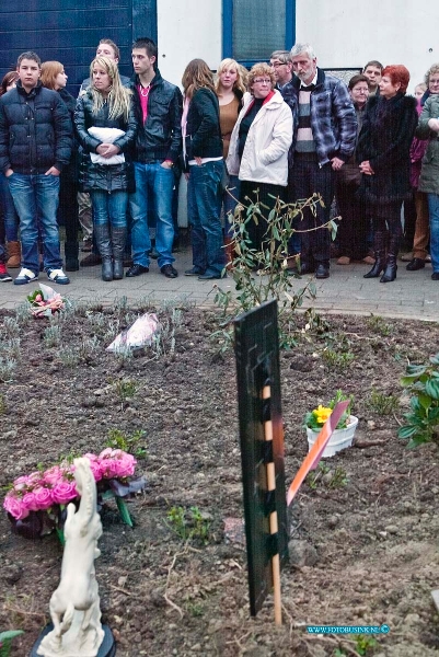 11031005.jpg - FOTOOPDRACHT:Dordrecht:10-03-2011:Foto: op de voorgrond het monumentje voor Milly en op de achtergrond haar moeder en vader en zusje en verdere famlilie bij de herdenking 1 jaar later.Herdenking Milly Boele Sterrenburg. Recht voor het oudelijlkhuis van Milly Boele werd een gedenk plaatsje onthuld ( een stijgerend paard en tekst uit een muziek nummer) in het bij zijn van haar beide ouders en zus en broer en veel vrienden zo'n 100 mensen. Milly die precies een jaar geleden verdween en een week later dood werd terug gevonden in de achtertuin van de buurman een politie agend Sander V.Deze digitale foto blijft eigendom van FOTOPERSBURO BUSINK. Wij hanteren de voorwaarden van het N.V.F. en N.V.J. Gebruik van deze foto impliceert dat u bekend bent  en akkoord gaat met deze voorwaarden bij publicatie.EB/ETIENNE BUSINK