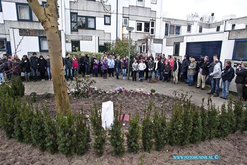 11031006.jpg - FOTOOPDRACHT:Dordrecht:10-03-2011:Foto: De herdenking van Milly Boele voor het oudelijkhuis een jaar na haar verdwijning.Herdenking Milly Boele Sterrenburg. Recht voor het oudelijlkhuis van Milly Boele werd een gedenk plaatsje onthuld ( een stijgerend paard en tekst uit een muziek nummer) in het bij zijn van haar beide ouders en zus en broer en veel vrienden zo'n 100 mensen. Milly die precies een jaar geleden verdween en een week later dood werd terug gevonden in de achtertuin van de buurman een politie agend Sander V.Deze digitale foto blijft eigendom van FOTOPERSBURO BUSINK. Wij hanteren de voorwaarden van het N.V.F. en N.V.J. Gebruik van deze foto impliceert dat u bekend bent  en akkoord gaat met deze voorwaarden bij publicatie.EB/ETIENNE BUSINK