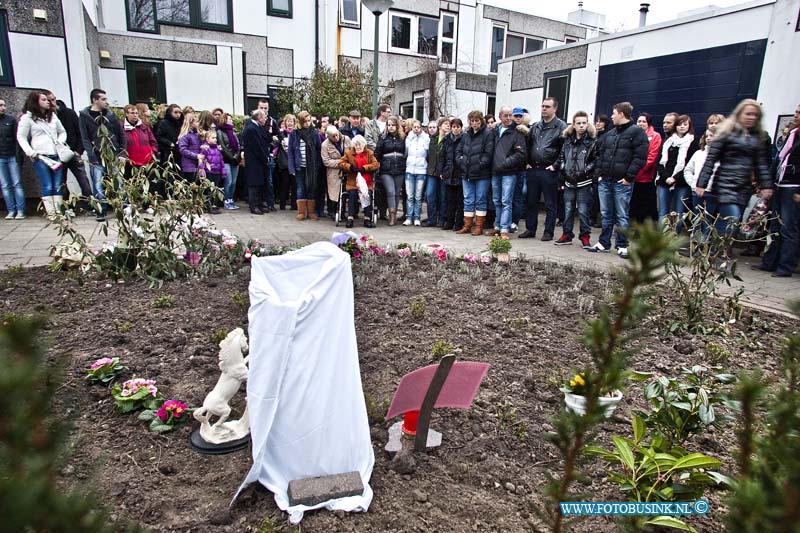 11031007.jpg - FOTOOPDRACHT:Dordrecht:10-03-2011:Herdenking Milly Boele Sterrenburg. Recht voor het oudelijlkhuis van Milly Boele werd een gedenk plaatsje onthuld ( een stijgerend paard en tekst uit een muziek nummer) in het bij zijn van haar beide ouders en zus en broer en veel vrienden zo'n 100 mensen. Milly die precies een jaar geleden verdween en een week later dood werd terug gevonden in de achtertuin van de buurman een politie agend Sander V.Deze digitale foto blijft eigendom van FOTOPERSBURO BUSINK. Wij hanteren de voorwaarden van het N.V.F. en N.V.J. Gebruik van deze foto impliceert dat u bekend bent  en akkoord gaat met deze voorwaarden bij publicatie.EB/ETIENNE BUSINK