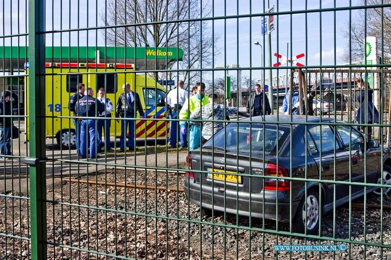 11031102.jpg - FOTOOPDRACHT:dordrecht:11-03-2011:Op de Dokweg liep een meisje op de stoep en werdt door een tollende auto aangereden de auto belande op het spoorbaan. Het meisje liep zware verwondingen op en werd vervoerd naar een ziekenhuis.Deze digitale foto blijft eigendom van FOTOPERSBURO BUSINK. Wij hanteren de voorwaarden van het N.V.F. en N.V.J. Gebruik van deze foto impliceert dat u bekend bent  en akkoord gaat met deze voorwaarden bij publicatie.EB/ETIENNE BUSINK