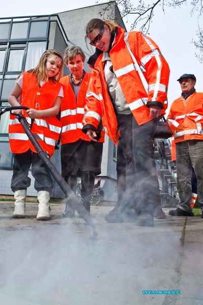 11031201.jpg - FOTOOPDRACHT:Dordrecht:12-03-2011:Startsein Week van Nederland SchoonWethouder R.E.C. Reynvaan (Stadsbeheer) zal het startsein geven voor de Week van Nederland Schoon. De wethouder doet de opening om 14.20 uur samen met de kinderraad. Zij zullen het 'Afvalmonster' samen onthullen. Vervolgens verwijdert de wethouder samen met de kinderen kauwgom. Dit gebeurt in de Almondestraat in Wielwijk.Deze digitale foto blijft eigendom van FOTOPERSBURO BUSINK. Wij hanteren de voorwaarden van het N.V.F. en N.V.J. Gebruik van deze foto impliceert dat u bekend bent  en akkoord gaat met deze voorwaarden bij publicatie.EB/ETIENNE BUSINK