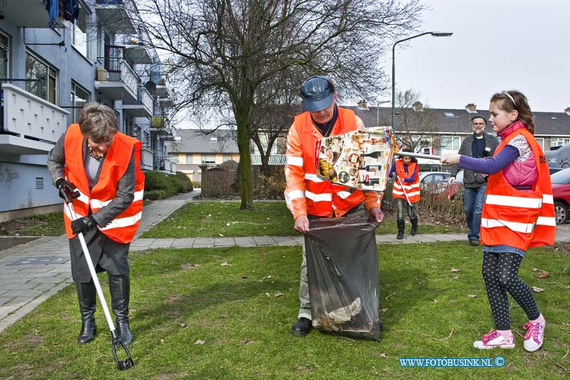 11031202.jpg - FOTOOPDRACHT:Dordrecht:12-03-2011:Startsein Week van Nederland SchoonWethouder R.E.C. Reynvaan (Stadsbeheer) zal het startsein geven voor de Week van Nederland Schoon. De wethouder doet de opening om 14.20 uur samen met de kinderraad. Zij zullen het 'Afvalmonster' samen onthullen. Vervolgens verwijdert de wethouder samen met de kinderen kauwgom. Dit gebeurt in de Almondestraat in Wielwijk.Deze digitale foto blijft eigendom van FOTOPERSBURO BUSINK. Wij hanteren de voorwaarden van het N.V.F. en N.V.J. Gebruik van deze foto impliceert dat u bekend bent  en akkoord gaat met deze voorwaarden bij publicatie.EB/ETIENNE BUSINK