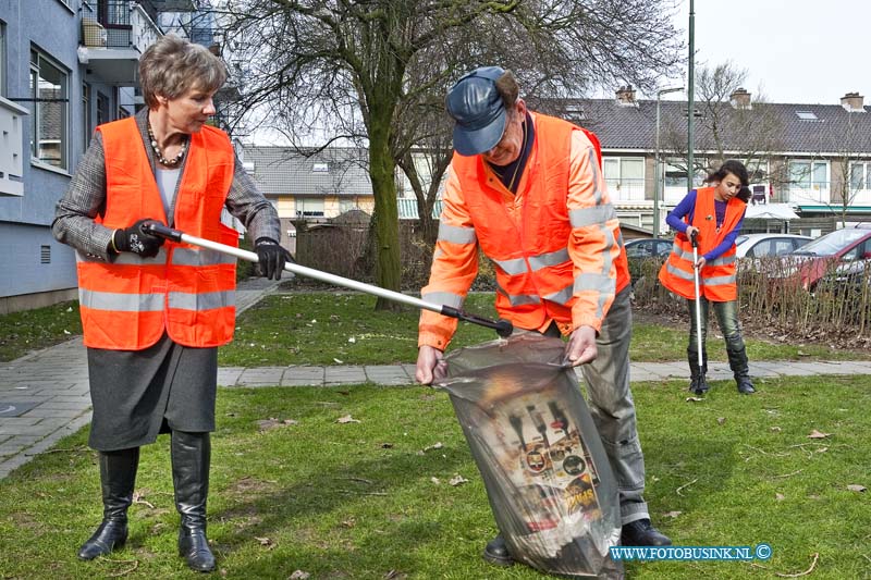 11031203.jpg - FOTOOPDRACHT:Dordrecht:12-03-2011:Startsein Week van Nederland SchoonWethouder R.E.C. Reynvaan (Stadsbeheer) zal het startsein geven voor de Week van Nederland Schoon. De wethouder doet de opening om 14.20 uur samen met de kinderraad. Zij zullen het 'Afvalmonster' samen onthullen. Vervolgens verwijdert de wethouder samen met de kinderen kauwgom. Dit gebeurt in de Almondestraat in Wielwijk.Deze digitale foto blijft eigendom van FOTOPERSBURO BUSINK. Wij hanteren de voorwaarden van het N.V.F. en N.V.J. Gebruik van deze foto impliceert dat u bekend bent  en akkoord gaat met deze voorwaarden bij publicatie.EB/ETIENNE BUSINK