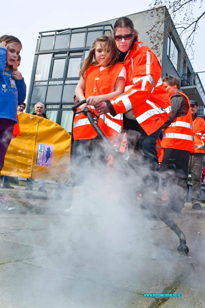 11031204.jpg - FOTOOPDRACHT:Dordrecht:12-03-2011:Startsein Week van Nederland SchoonWethouder R.E.C. Reynvaan (Stadsbeheer) zal het startsein geven voor de Week van Nederland Schoon. De wethouder doet de opening om 14.20 uur samen met de kinderraad. Zij zullen het 'Afvalmonster' samen onthullen. Vervolgens verwijdert de wethouder samen met de kinderen kauwgom. Dit gebeurt in de Almondestraat in Wielwijk.Deze digitale foto blijft eigendom van FOTOPERSBURO BUSINK. Wij hanteren de voorwaarden van het N.V.F. en N.V.J. Gebruik van deze foto impliceert dat u bekend bent  en akkoord gaat met deze voorwaarden bij publicatie.EB/ETIENNE BUSINK