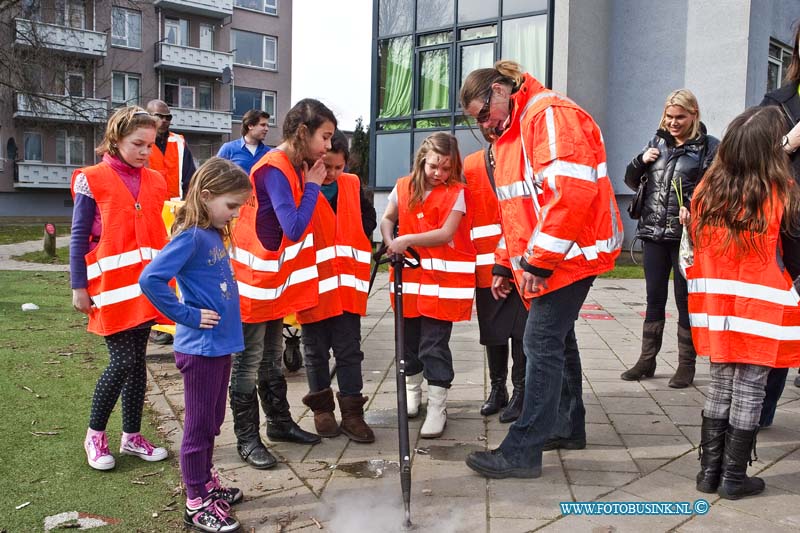 11031205.jpg - FOTOOPDRACHT:Dordrecht:12-03-2011:Startsein Week van Nederland SchoonWethouder R.E.C. Reynvaan (Stadsbeheer) zal het startsein geven voor de Week van Nederland Schoon. De wethouder doet de opening om 14.20 uur samen met de kinderraad. Zij zullen het 'Afvalmonster' samen onthullen. Vervolgens verwijdert de wethouder samen met de kinderen kauwgom. Dit gebeurt in de Almondestraat in Wielwijk.Deze digitale foto blijft eigendom van FOTOPERSBURO BUSINK. Wij hanteren de voorwaarden van het N.V.F. en N.V.J. Gebruik van deze foto impliceert dat u bekend bent  en akkoord gaat met deze voorwaarden bij publicatie.EB/ETIENNE BUSINK