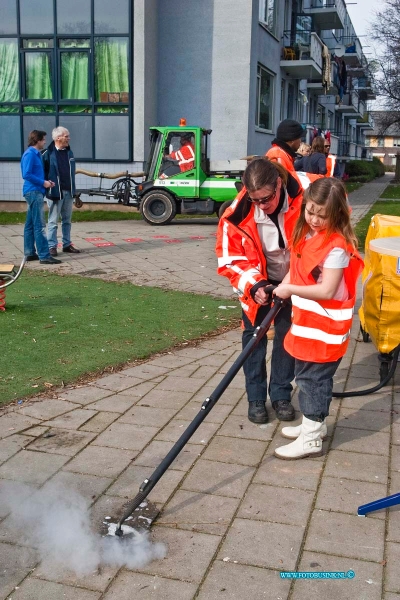 11031206.jpg - FOTOOPDRACHT:Dordrecht:12-03-2011:Startsein Week van Nederland SchoonWethouder R.E.C. Reynvaan (Stadsbeheer) zal het startsein geven voor de Week van Nederland Schoon. De wethouder doet de opening om 14.20 uur samen met de kinderraad. Zij zullen het 'Afvalmonster' samen onthullen. Vervolgens verwijdert de wethouder samen met de kinderen kauwgom. Dit gebeurt in de Almondestraat in Wielwijk.Deze digitale foto blijft eigendom van FOTOPERSBURO BUSINK. Wij hanteren de voorwaarden van het N.V.F. en N.V.J. Gebruik van deze foto impliceert dat u bekend bent  en akkoord gaat met deze voorwaarden bij publicatie.EB/ETIENNE BUSINK