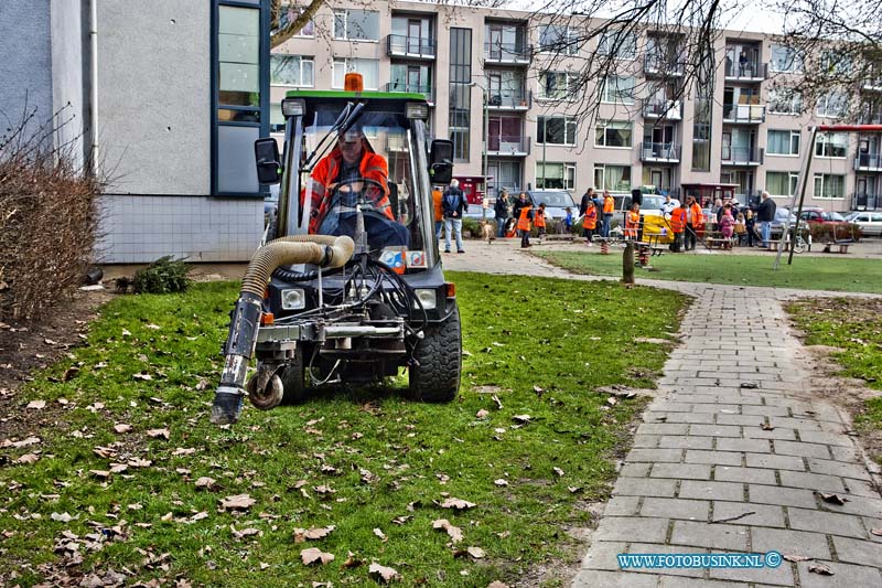 11031208.jpg - FOTOOPDRACHT:Dordrecht:12-03-2011:Startsein Week van Nederland SchoonWethouder R.E.C. Reynvaan (Stadsbeheer) zal het startsein geven voor de Week van Nederland Schoon. De wethouder doet de opening om 14.20 uur samen met de kinderraad. Zij zullen het 'Afvalmonster' samen onthullen. Vervolgens verwijdert de wethouder samen met de kinderen kauwgom. Dit gebeurt in de Almondestraat in Wielwijk.Deze digitale foto blijft eigendom van FOTOPERSBURO BUSINK. Wij hanteren de voorwaarden van het N.V.F. en N.V.J. Gebruik van deze foto impliceert dat u bekend bent  en akkoord gaat met deze voorwaarden bij publicatie.EB/ETIENNE BUSINK