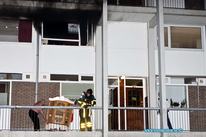 11040401.jpg - FOTOOPDRACHT:Dordrecht:04-042011:Een korte maar hevige Binnenbrand op het van Bosseplantsoen 28 te Dordrecht, zorgende voor veel rook overlast. Enkelen woningen boven de in brand staan flat woning werden uit voorzorg ontruimt op last van de politie.Deze digitale foto blijft eigendom van FOTOPERSBURO BUSINK. Wij hanteren de voorwaarden van het N.V.F. en N.V.J. Gebruik van deze foto impliceert dat u bekend bent  en akkoord gaat met deze voorwaarden bij publicatie.EB/ETIENNE BUSINK