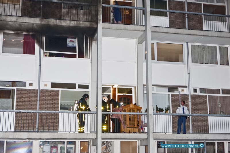 11040403.jpg - FOTOOPDRACHT:Dordrecht:04-042011:Een korte maar hevige Binnenbrand op het van Bosseplantsoen 28 te Dordrecht, zorgende voor veel rook overlast. Enkelen woningen boven de in brand staan flat woning werden uit voorzorg ontruimt op last van de politie.Deze digitale foto blijft eigendom van FOTOPERSBURO BUSINK. Wij hanteren de voorwaarden van het N.V.F. en N.V.J. Gebruik van deze foto impliceert dat u bekend bent  en akkoord gaat met deze voorwaarden bij publicatie.EB/ETIENNE BUSINK