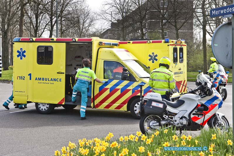 11040601.jpg - FOTOOPDRACHT:Dordrecht:06-04-2011:Bij een bedrijf ongeval op het terrein van Dupont de Nemours aan de Baanhoekweg 22 te Dordrecht, is vanmorgen een werknemer zwaar gewond geraakt door stoom dat ontsnapte. De brandweer en Ambulance dienst rukte met groot materiaal uit. De trauma helikopter werd voor de zwaar gewonde werknemer op geroepen en lande op de kruising Merwedestraat-afrit Rondweg N3 en ook twee ambulance stopte daar, alwaar de arts van de heli de gewonde medewerker kon mede behandelde, de kruising werd voor al het verkeer afgesloten voor een half uur, waardoor en enorme verkeer gaos ontstond. de gewonde man werd uiteindelijk verder vervoerd naar het brandwonden ziekenhuis in Rotterdam.Deze digitale foto blijft eigendom van FOTOPERSBURO BUSINK. Wij hanteren de voorwaarden van het N.V.F. en N.V.J. Gebruik van deze foto impliceert dat u bekend bent  en akkoord gaat met deze voorwaarden bij publicatie.EB/ETIENNE BUSINK