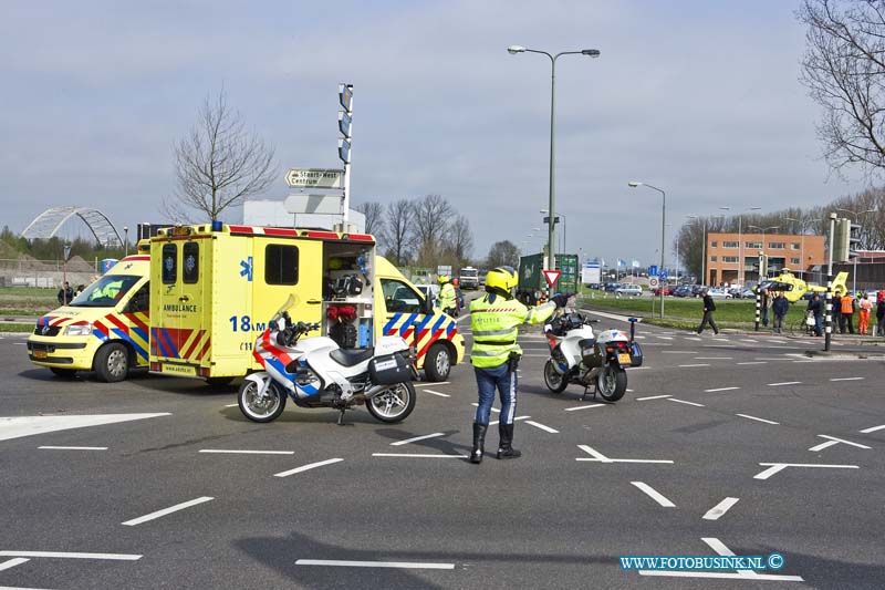 11040602.jpg - FOTOOPDRACHT:Dordrecht:06-04-2011:Bij een bedrijf ongeval op het terrein van Dupont de Nemours aan de Baanhoekweg 22 te Dordrecht, is vanmorgen een werknemer zwaar gewond geraakt door stoom dat ontsnapte. De brandweer en Ambulance dienst rukte met groot materiaal uit. De trauma helikopter werd voor de zwaar gewonde werknemer op geroepen en lande op de kruising Merwedestraat-afrit Rondweg N3 en ook twee ambulance stopte daar, alwaar de arts van de heli de gewonde medewerker kon mede behandelde, de kruising werd voor al het verkeer afgesloten voor een half uur, waardoor en enorme verkeer gaos ontstond. de gewonde man werd uiteindelijk verder vervoerd naar het brandwonden ziekenhuis in Rotterdam.Deze digitale foto blijft eigendom van FOTOPERSBURO BUSINK. Wij hanteren de voorwaarden van het N.V.F. en N.V.J. Gebruik van deze foto impliceert dat u bekend bent  en akkoord gaat met deze voorwaarden bij publicatie.EB/ETIENNE BUSINK