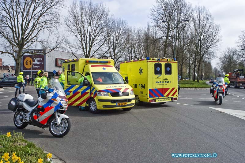 11040603.jpg - FOTOOPDRACHT:Dordrecht:06-04-2011:Bij een bedrijf ongeval op het terrein van Dupont de Nemours aan de Baanhoekweg 22 te Dordrecht, is vanmorgen een werknemer zwaar gewond geraakt door stoom dat ontsnapte. De brandweer en Ambulance dienst rukte met groot materiaal uit. De trauma helikopter werd voor de zwaar gewonde werknemer op geroepen en lande op de kruising Merwedestraat-afrit Rondweg N3 en ook twee ambulance stopte daar, alwaar de arts van de heli de gewonde medewerker kon mede behandelde, de kruising werd voor al het verkeer afgesloten voor een half uur, waardoor en enorme verkeer gaos ontstond. de gewonde man werd uiteindelijk verder vervoerd naar het brandwonden ziekenhuis in Rotterdam.Deze digitale foto blijft eigendom van FOTOPERSBURO BUSINK. Wij hanteren de voorwaarden van het N.V.F. en N.V.J. Gebruik van deze foto impliceert dat u bekend bent  en akkoord gaat met deze voorwaarden bij publicatie.EB/ETIENNE BUSINK