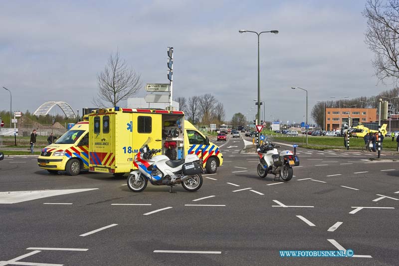 11040604.jpg - FOTOOPDRACHT:Dordrecht:06-04-2011:Bij een bedrijf ongeval op het terrein van Dupont de Nemours aan de Baanhoekweg 22 te Dordrecht, is vanmorgen een werknemer zwaar gewond geraakt door stoom dat ontsnapte. De brandweer en Ambulance dienst rukte met groot materiaal uit. De trauma helikopter werd voor de zwaar gewonde werknemer op geroepen en lande op de kruising Merwedestraat-afrit Rondweg N3 en ook twee ambulance stopte daar, alwaar de arts van de heli de gewonde medewerker kon mede behandelde, de kruising werd voor al het verkeer afgesloten voor een half uur, waardoor en enorme verkeer gaos ontstond. de gewonde man werd uiteindelijk verder vervoerd naar het brandwonden ziekenhuis in Rotterdam.Deze digitale foto blijft eigendom van FOTOPERSBURO BUSINK. Wij hanteren de voorwaarden van het N.V.F. en N.V.J. Gebruik van deze foto impliceert dat u bekend bent  en akkoord gaat met deze voorwaarden bij publicatie.EB/ETIENNE BUSINK