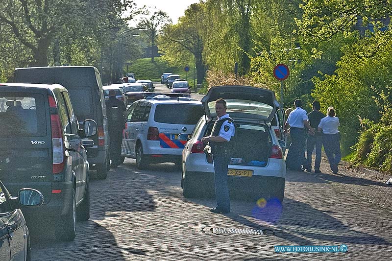 11041101.jpg - FOTOOPDRACHT:dORDRECHT:11-04-2011:Op de Vlietweg is een man aanhouding na een wild west achtervolging door krisijn.Deze digitale foto blijft eigendom van FOTOPERSBURO BUSINK. Wij hanteren de voorwaarden van het N.V.F. en N.V.J. Gebruik van deze foto impliceert dat u bekend bent  en akkoord gaat met deze voorwaarden bij publicatie.EB/ETIENNE BUSINK