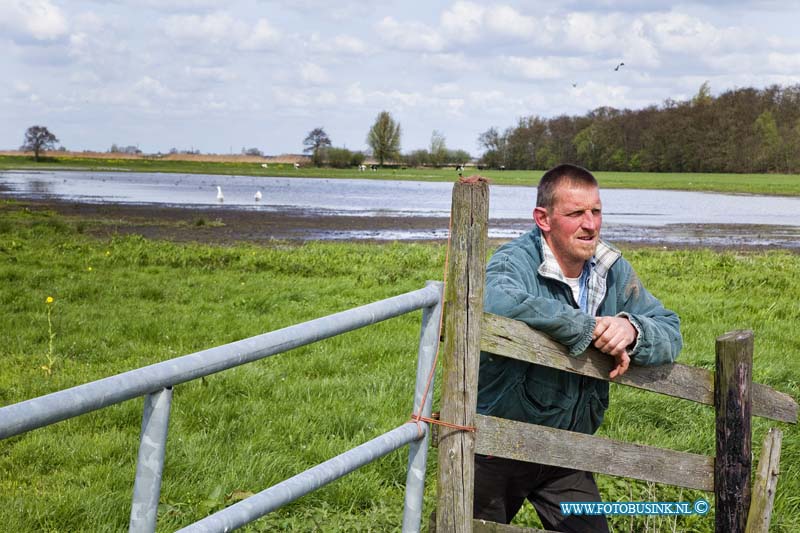 11041301.jpg - FOTOOPDRACHT:Oud Alblas:13-04-2011:Nieuwe Oogst foto maken bij boer Simon Kortlever. Heiweg 5 te Oud Alblas. Hij heeft een stuk land dat hij onder water zet voor de weidvogels. Graag een foto van het water met wat weiland en wat koeien.Deze digitale foto blijft eigendom van FOTOPERSBURO BUSINK. Wij hanteren de voorwaarden van het N.V.F. en N.V.J. Gebruik van deze foto impliceert dat u bekend bent  en akkoord gaat met deze voorwaarden bij publicatie.EB/ETIENNE BUSINK