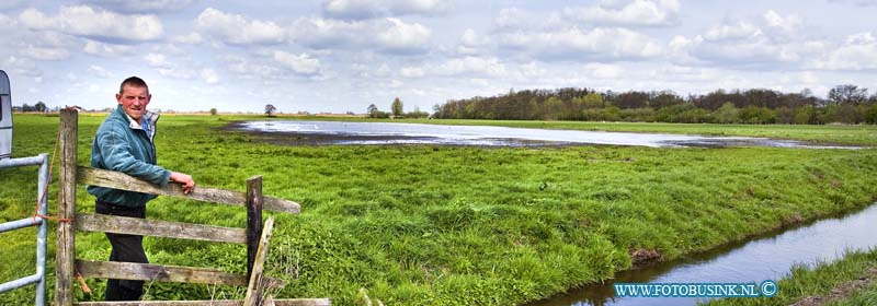 11041303.jpg - FOTOOPDRACHT:Oud Alblas:13-04-2011:Nieuwe Oogst foto maken bij boer Simon Kortlever. Heiweg 5 te Oud Alblas. Hij heeft een stuk land dat hij onder water zet voor de weidvogels. Graag een foto van het water met wat weiland en wat koeien.Deze digitale foto blijft eigendom van FOTOPERSBURO BUSINK. Wij hanteren de voorwaarden van het N.V.F. en N.V.J. Gebruik van deze foto impliceert dat u bekend bent  en akkoord gaat met deze voorwaarden bij publicatie.EB/ETIENNE BUSINK