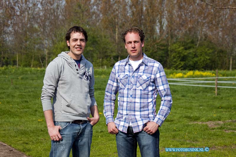 11041501.jpg - FOTOOPDRACHT:Molenaarsgraaf:15-04-2011:Nieuwe Oogst Veehouders Matthijs Baan en Arie-Jan Huisman stappen in kinderopvang. Naast hun  melkveehouderij starten ze volgende jaar een kinderopvang. De voor bereiden zijn er al, de website is al in de lucht. Graag Baan met Huisman op de foto bij hun bedrijf, of hun kinderopvang in aanbouw. (jb)Thema16VeehoudersBaanenHuismanstarten kinderopvangEtienneBusinkDeze digitale foto blijft eigendom van FOTOPERSBURO BUSINK. Wij hanteren de voorwaarden van het N.V.F. en N.V.J. Gebruik van deze foto impliceert dat u bekend bent  en akkoord gaat met deze voorwaarden bij publicatie.EB/ETIENNE BUSINK