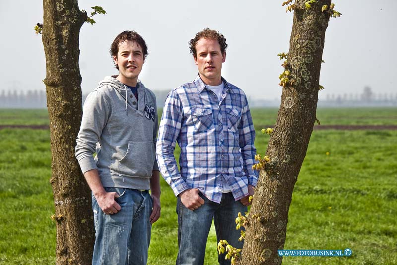 11041502.jpg - FOTOOPDRACHT:Molenaarsgraaf:15-04-2011:Nieuwe Oogst Veehouders Matthijs Baan en Arie-Jan Huisman stappen in kinderopvang. Naast hun  melkveehouderij starten ze volgende jaar een kinderopvang. De voor bereiden zijn er al, de website is al in de lucht. Graag Baan met Huisman op de foto bij hun bedrijf, of hun kinderopvang in aanbouw. (jb)Thema16VeehoudersBaanenHuismanstarten kinderopvangEtienneBusinkDeze digitale foto blijft eigendom van FOTOPERSBURO BUSINK. Wij hanteren de voorwaarden van het N.V.F. en N.V.J. Gebruik van deze foto impliceert dat u bekend bent  en akkoord gaat met deze voorwaarden bij publicatie.EB/ETIENNE BUSINK