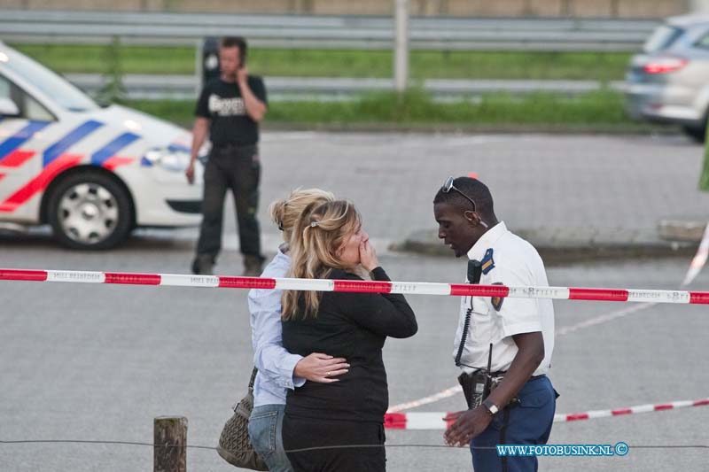 11041804.jpg - FOTOOPDRACHT:Dordrecht:18-04-2011:Dordrecht Rijksweg A16 Tanstation De Zuidpunt (net voor de Moerdijkbrug richting Breda) 77-jarige vrouw overleden na aanrijding Een 77-jarige vrouw uit Dordrecht is op maandagavond 18 april om het leven gekomen bij een aanrijding. Dit gebeurde bij een tankstation aan de Zuidpunt langs de A16. De vrouw liep bij de winkel van het tankstation vandaan, toen zij op het terrein werd aangereden door een vrachtwagen. Ambulancepersoneel kwam ter plaatse, maar medische hulp mocht niet meer baten: de vrouw overleed aan haar verwondingen. De politie is een onderzoek gestart naar de toedracht van de aanrijding. De Regionale Verkeersondersteuning en de Unit Forensische Opsporing hebben sporen veiliggesteld. Ook zijn er camerabeelden veiliggesteld voor het onderzoek. De politie is nog op zoek naar de bestuurder van de vrachtwagen, die na de aanrijding doorreed. Het tankstation werd na de aanrijding afgesloten en zal vermoedelijk nog enkele uren dicht  blijven vanwege het onderzoek.Deze digitale foto blijft eigendom van FOTOPERSBURO BUSINK. Wij hanteren de voorwaarden van het N.V.F. en N.V.J. Gebruik van deze foto impliceert dat u bekend bent  en akkoord gaat met deze voorwaarden bij publicatie.EB/ETIENNE BUSINK