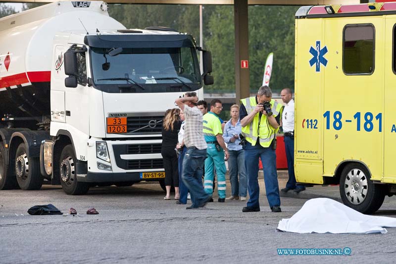 11041806.jpg - FOTOOPDRACHT:Dordrecht:18-04-2011:Dordrecht Rijksweg A16 Tanstation De Zuidpunt (net voor de Moerdijkbrug richting Breda) 77-jarige vrouw overleden na aanrijding Een 77-jarige vrouw uit Dordrecht is op maandagavond 18 april om het leven gekomen bij een aanrijding. Dit gebeurde bij een tankstation aan de Zuidpunt langs de A16. De vrouw liep bij de winkel van het tankstation vandaan, toen zij op het terrein werd aangereden door een vrachtwagen. Ambulancepersoneel kwam ter plaatse, maar medische hulp mocht niet meer baten: de vrouw overleed aan haar verwondingen. De politie is een onderzoek gestart naar de toedracht van de aanrijding. De Regionale Verkeersondersteuning en de Unit Forensische Opsporing hebben sporen veiliggesteld. Ook zijn er camerabeelden veiliggesteld voor het onderzoek. De politie is nog op zoek naar de bestuurder van de vrachtwagen, die na de aanrijding doorreed. Het tankstation werd na de aanrijding afgesloten en zal vermoedelijk nog enkele uren dicht  blijven vanwege het onderzoek.Deze digitale foto blijft eigendom van FOTOPERSBURO BUSINK. Wij hanteren de voorwaarden van het N.V.F. en N.V.J. Gebruik van deze foto impliceert dat u bekend bent  en akkoord gaat met deze voorwaarden bij publicatie.EB/ETIENNE BUSINK