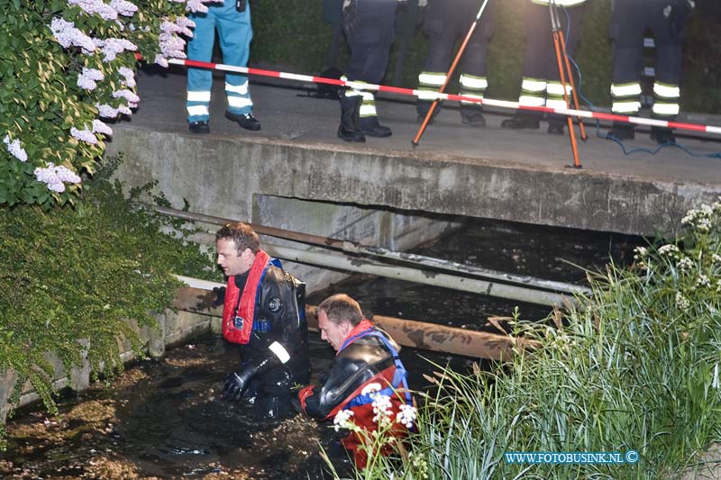 11042402.jpg - FOTOOPDRACHT:Zwijndrecht-Hendrik Ido Ambacht:24-04-2011:Zwijndrecht-Hendrik Ido Ambacht Afgelopen nacht van Zaterdag op Zondag is een bromfietser zwaar gewond geraakt toen hij op de Langeweg t/h 97 frontaal op een lantarenpaal reed met hoge snelheid. Mogelijk was er ook nog een 2e persoon hier werd de brandweer met duikers ingezet omdat men dacht dat deze mogelijk te water was geraakt. Na een zoek toch van een uurtje is deze niet in het water aangetroffen, de bromfiets was totaal los.Deze digitale foto blijft eigendom van FOTOPERSBURO BUSINK. Wij hanteren de voorwaarden van het N.V.F. en N.V.J. Gebruik van deze foto impliceert dat u bekend bent  en akkoord gaat met deze voorwaarden bij publicatie.EB/ETIENNE BUSINK