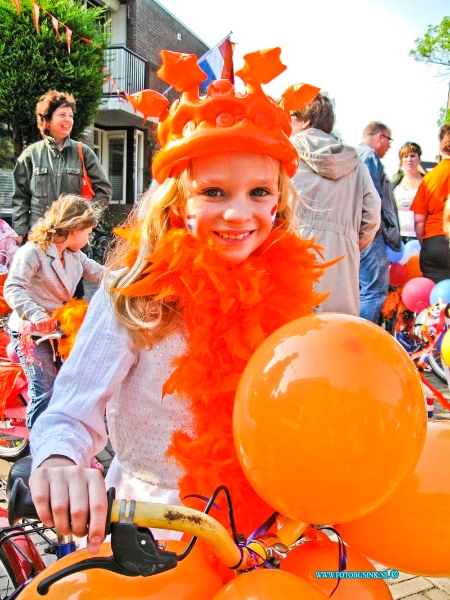 11043002.jpg - FOTOOPDRACHT:Dordrecht:30-04-2011:Koninginnendag Sterrenburg op de kinkelenburg tante els.Deze digitale foto blijft eigendom van FOTOPERSBURO BUSINK. Wij hanteren de voorwaarden van het N.V.F. en N.V.J. Gebruik van deze foto impliceert dat u bekend bent  en akkoord gaat met deze voorwaarden bij publicatie.EB/ETIENNE BUSINK