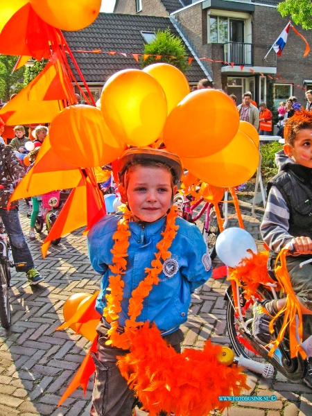 11043003.jpg - FOTOOPDRACHT:Dordrecht:30-04-2011:Koninginnendag Sterrenburg op de kinkelenburg tante els.Deze digitale foto blijft eigendom van FOTOPERSBURO BUSINK. Wij hanteren de voorwaarden van het N.V.F. en N.V.J. Gebruik van deze foto impliceert dat u bekend bent  en akkoord gaat met deze voorwaarden bij publicatie.EB/ETIENNE BUSINK