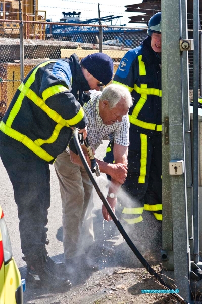 11050201.jpg - FOTOOPDRACHT:Dordrecht:02-05-2011:Dordrecht Bij een middel brand Chempro pack aan de  Donker Duyvisweg 45 Dordrecht. Er raakte 2 mensen licht gewond door in ademen van chemische stoffen die vrij kwamen bij de brand en chemische reactie van verschillende stoffen. De weg naar het industrie terrein Krabbegors werd afgesloten voor al het verkeer. de brand weer had na een uurtje alles onder controle.Deze digitale foto blijft eigendom van FOTOPERSBURO BUSINK. Wij hanteren de voorwaarden van het N.V.F. en N.V.J. Gebruik van deze foto impliceert dat u bekend bent  en akkoord gaat met deze voorwaarden bij publicatie.EB/ETIENNE BUSINK