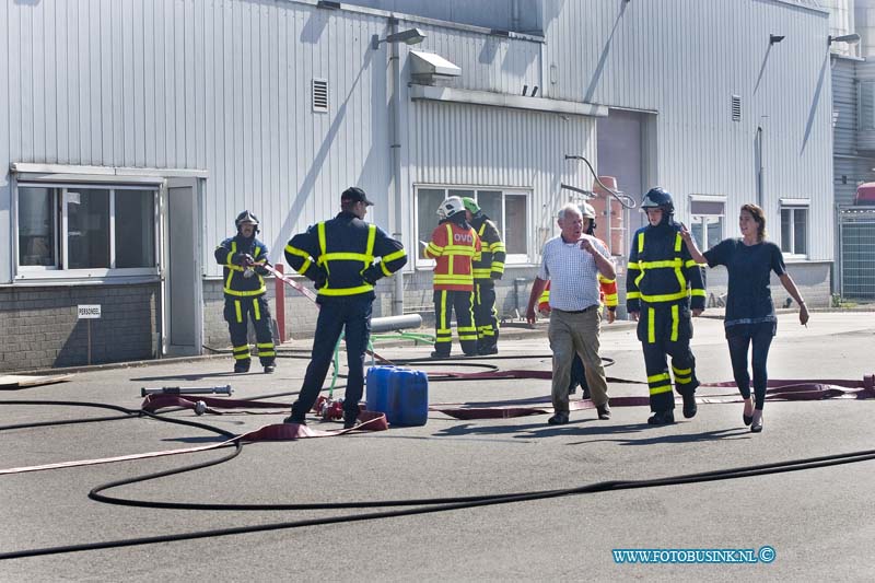 11050202.jpg - FOTOOPDRACHT:Dordrecht:02-05-2011:Dordrecht Bij een middel brand Chempro pack aan de  Donker Duyvisweg 45 Dordrecht. Er raakte 2 mensen licht gewond door in ademen van chemische stoffen die vrij kwamen bij de brand en chemische reactie van verschillende stoffen. De weg naar het industrie terrein Krabbegors werd afgesloten voor al het verkeer. de brand weer had na een uurtje alles onder controle.Deze digitale foto blijft eigendom van FOTOPERSBURO BUSINK. Wij hanteren de voorwaarden van het N.V.F. en N.V.J. Gebruik van deze foto impliceert dat u bekend bent  en akkoord gaat met deze voorwaarden bij publicatie.EB/ETIENNE BUSINK