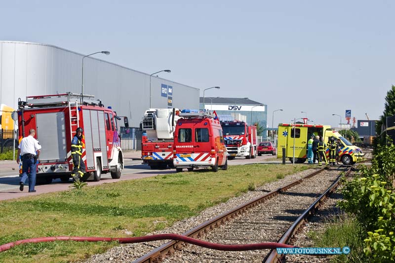 11050203.jpg - FOTOOPDRACHT:Dordrecht:02-05-2011:Dordrecht Bij een middel brand Chempro pack aan de  Donker Duyvisweg 45 Dordrecht. Er raakte 2 mensen licht gewond door in ademen van chemische stoffen die vrij kwamen bij de brand en chemische reactie van verschillende stoffen. De weg naar het industrie terrein Krabbegors werd afgesloten voor al het verkeer. de brand weer had na een uurtje alles onder controle.Deze digitale foto blijft eigendom van FOTOPERSBURO BUSINK. Wij hanteren de voorwaarden van het N.V.F. en N.V.J. Gebruik van deze foto impliceert dat u bekend bent  en akkoord gaat met deze voorwaarden bij publicatie.EB/ETIENNE BUSINK