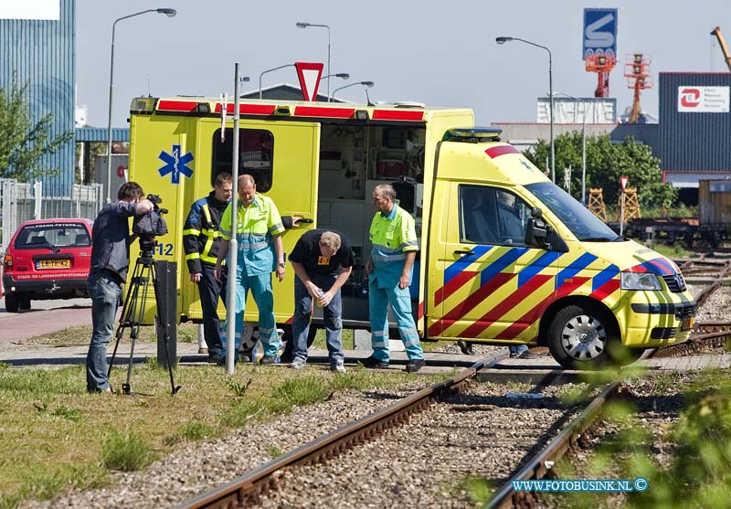 11050204.jpg - FOTOOPDRACHT:Dordrecht:02-05-2011:Dordrecht Bij een middel brand Chempro pack aan de  Donker Duyvisweg 45 Dordrecht. Er raakte 2 mensen licht gewond door in ademen van chemische stoffen die vrij kwamen bij de brand en chemische reactie van verschillende stoffen. De weg naar het industrie terrein Krabbegors werd afgesloten voor al het verkeer. de brand weer had na een uurtje alles onder controle.Deze digitale foto blijft eigendom van FOTOPERSBURO BUSINK. Wij hanteren de voorwaarden van het N.V.F. en N.V.J. Gebruik van deze foto impliceert dat u bekend bent  en akkoord gaat met deze voorwaarden bij publicatie.EB/ETIENNE BUSINK