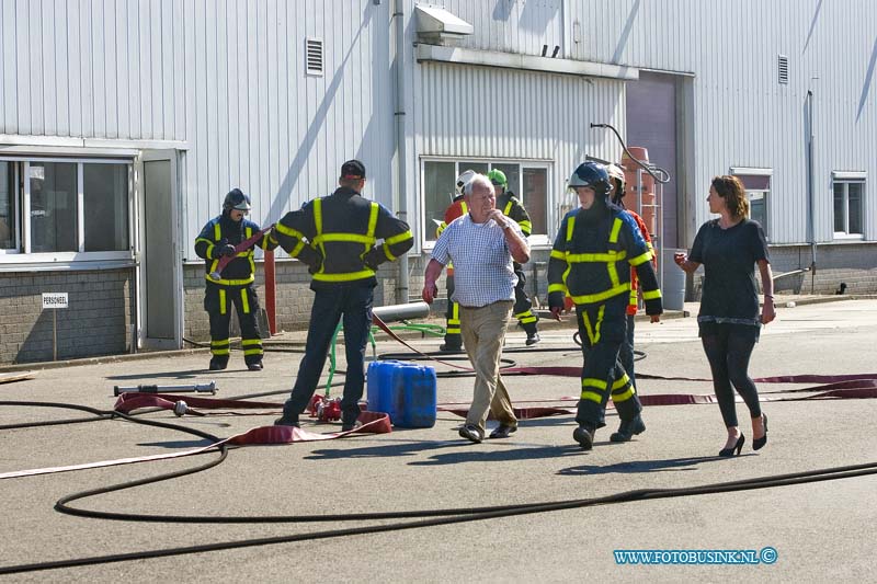 11050206.jpg - FOTOOPDRACHT:Dordrecht:02-05-2011:Dordrecht Bij een middel brand Chempro pack aan de  Donker Duyvisweg 45 Dordrecht. Er raakte 2 mensen licht gewond door in ademen van chemische stoffen die vrij kwamen bij de brand en chemische reactie van verschillende stoffen. De weg naar het industrie terrein Krabbegors werd afgesloten voor al het verkeer. de brand weer had na een uurtje alles onder controle.Deze digitale foto blijft eigendom van FOTOPERSBURO BUSINK. Wij hanteren de voorwaarden van het N.V.F. en N.V.J. Gebruik van deze foto impliceert dat u bekend bent  en akkoord gaat met deze voorwaarden bij publicatie.EB/ETIENNE BUSINK