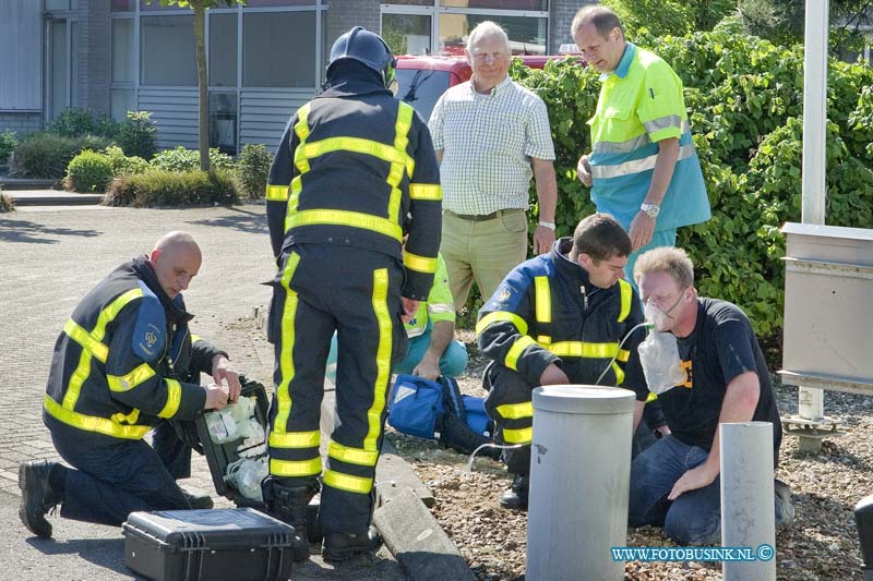 11050207.jpg - FOTOOPDRACHT:Dordrecht:02-05-2011:Dordrecht Bij een middel brand Chempro pack aan de  Donker Duyvisweg 45 Dordrecht. Er raakte 2 mensen licht gewond door in ademen van chemische stoffen die vrij kwamen bij de brand en chemische reactie van verschillende stoffen. De weg naar het industrie terrein Krabbegors werd afgesloten voor al het verkeer. de brand weer had na een uurtje alles onder controle.Deze digitale foto blijft eigendom van FOTOPERSBURO BUSINK. Wij hanteren de voorwaarden van het N.V.F. en N.V.J. Gebruik van deze foto impliceert dat u bekend bent  en akkoord gaat met deze voorwaarden bij publicatie.EB/ETIENNE BUSINK