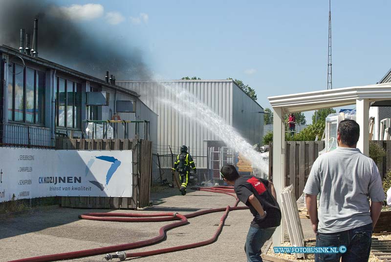 11050209.jpg - FOTOOPDRACHT:Dordrecht:02-05-2011:Zeer grote Brand Jonker Vleeswaren BV (fasse grip 1)Planckstraat 9 Dordrecht. Het pand moet aan de binnenzijde als verloren beschouwd worden en ook alle vleeswaren zijn onschikt voor comsupsie. Er zijn zover als bekend geen slachtoffers gevallen. Het industrie terrein is op last van de brandweer afgesloten voor publiek en verkeer door de poltie wegen de schadelijke rook die vrij komt door de brand.Deze digitale foto blijft eigendom van FOTOPERSBURO BUSINK. Wij hanteren de voorwaarden van het N.V.F. en N.V.J. Gebruik van deze foto impliceert dat u bekend bent  en akkoord gaat met deze voorwaarden bij publicatie.EB/ETIENNE BUSINK