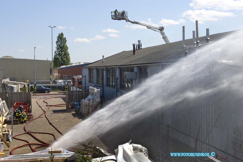 11050210.jpg - FOTOOPDRACHT:Dordrecht:02-05-2011:Zeer grote Brand Jonker Vleeswaren BV (fasse grip 1)Planckstraat 9 Dordrecht. Het pand moet aan de binnenzijde als verloren beschouwd worden en ook alle vleeswaren zijn onschikt voor comsupsie. Er zijn zover als bekend geen slachtoffers gevallen. Het industrie terrein is op last van de brandweer afgesloten voor publiek en verkeer door de poltie wegen de schadelijke rook die vrij komt door de brand.Deze digitale foto blijft eigendom van FOTOPERSBURO BUSINK. Wij hanteren de voorwaarden van het N.V.F. en N.V.J. Gebruik van deze foto impliceert dat u bekend bent  en akkoord gaat met deze voorwaarden bij publicatie.EB/ETIENNE BUSINK