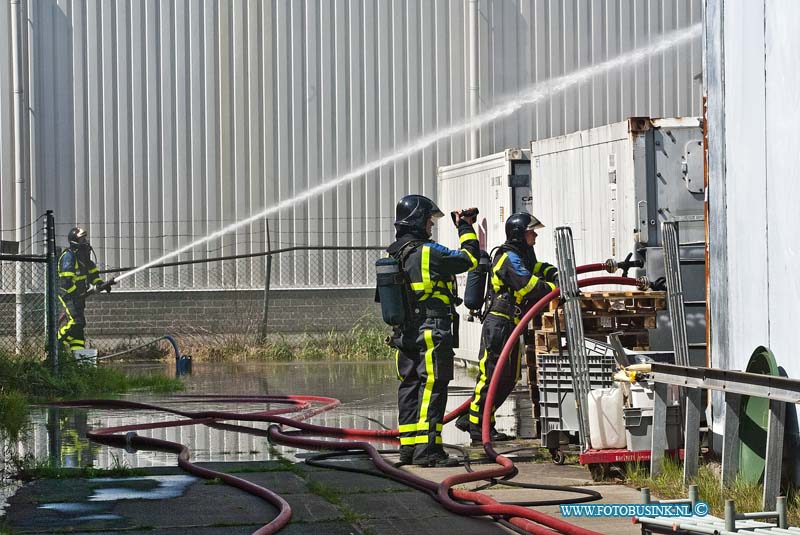 11050211.jpg - FOTOOPDRACHT:Dordrecht:02-05-2011:Zeer grote Brand Jonker Vleeswaren BV (fasse grip 1)Planckstraat 9 Dordrecht. Het pand moet aan de binnenzijde als verloren beschouwd worden en ook alle vleeswaren zijn onschikt voor comsupsie. Er zijn zover als bekend geen slachtoffers gevallen. Het industrie terrein is op last van de brandweer afgesloten voor publiek en verkeer door de poltie wegen de schadelijke rook die vrij komt door de brand.Deze digitale foto blijft eigendom van FOTOPERSBURO BUSINK. Wij hanteren de voorwaarden van het N.V.F. en N.V.J. Gebruik van deze foto impliceert dat u bekend bent  en akkoord gaat met deze voorwaarden bij publicatie.EB/ETIENNE BUSINK