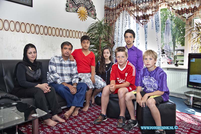 11050213.jpg - FOTOOPDRACHT:Hoogblokland:02-05-2011:Het gaat om een 12 jarig Pakistaans jongetje wat geinterviewd wordt, over het feit dat zijn vader waarschijnlijk uitgezet wordt. De vader en zijn vriendjes zijn er ook. Deze digitale foto blijft eigendom van FOTOPERSBURO BUSINK. Wij hanteren de voorwaarden van het N.V.F. en N.V.J. Gebruik van deze foto impliceert dat u bekend bent  en akkoord gaat met deze voorwaarden bij publicatie.EB/ETIENNE BUSINK