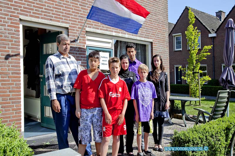 11050215.jpg - FOTOOPDRACHT:Hoogblokland:02-05-2011:Het gaat om een 12 jarig Pakistaans jongetje wat geinterviewd wordt, over het feit dat zijn vader waarschijnlijk uitgezet wordt. De vader en zijn vriendjes zijn er ook. Deze digitale foto blijft eigendom van FOTOPERSBURO BUSINK. Wij hanteren de voorwaarden van het N.V.F. en N.V.J. Gebruik van deze foto impliceert dat u bekend bent  en akkoord gaat met deze voorwaarden bij publicatie.EB/ETIENNE BUSINK