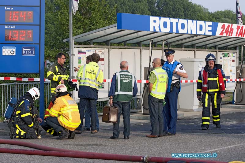 11050511.jpg - FOTOOPDRACHT:Zwijndrecht:05-05-2011:Korte grote band in leegstaande loods garagebedrijfIn een leegstaande loods/schuur van een garagebedrijf aan de Ringdijk in Zwijndrecht heeft donderdagavond 5 mei korte tijd een grote brand gewoed. De brand brak omstreeks 19.00 uur uit. Er werd kort na eerste inzet van de brandweer opgeschaald naar GRIP 1. Dit vanwege het feit dat het dak van het pand asbestplaten bevatte. De rook die vrij kwam bij de brand dwarrelde echter niet richting een nabijgelegen woonwijk maar sloeg neer in de directe omgeving van het terrein van het garagebedrijf. Dit mede doordat er weinig wind stond. Er raakte niemand gewond.Inmiddels is de brand meester. De loods heeft aanzienlijke schade. De politie stelt een onderzoek in naar de brand, brandstichting wordt niet uitgesloten. De brandweer zette ter bestrijding van de brand ondermeer drie tankautospuiten, een groot watertransport, een schuimblusvoertuig en een ontsmettingswagen voor de hulpverleners in, dit in verband met de asbest. Deze digitale foto blijft eigendom van FOTOPERSBURO BUSINK. Wij hanteren de voorwaarden van het N.V.F. en N.V.J. Gebruik van deze foto impliceert dat u bekend bent  en akkoord gaat met deze voorwaarden bij publicatie.EB/ETIENNE BUSINK