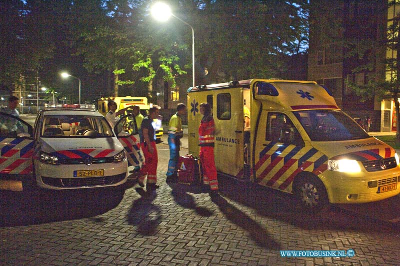 11050601.jpg - FOTOOPDRACHT:Dordrecht:06-05-2011:2 Ambulance en trauma helikopter waren in de colijnstraat 68 te Dordrecht. 1 persoon is meegeggaan in de ambulance.Deze digitale foto blijft eigendom van FOTOPERSBURO BUSINK. Wij hanteren de voorwaarden van het N.V.F. en N.V.J. Gebruik van deze foto impliceert dat u bekend bent  en akkoord gaat met deze voorwaarden bij publicatie.EB/ETIENNE BUSINK