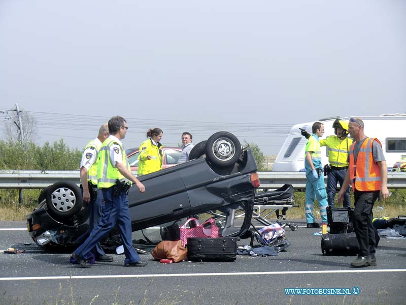 11050604.jpg - FOTOOPDRACHT:papendrecht:06-05-2011:Vrouw komt om bij ernstig ongeval A15SLIEDRECHT - Een 51-jarige vrouw uit Dordrecht is vrijdagmiddag 6 mei omgekomen bij een ernstig ongeval op de A15. De vrouw zat achterin een auto met achter het stuur een 25-jarige vrouw uit Dordrecht en als bijrijdster een 30-jarige vrouw (woonplaats onbekend). Het drietal reed in de richting van Gorinchem toen ter hoogte van de afrit de auto in de linkerberm terecht kwam en de bestuurster de macht over het stuur verloor. De auto kwam tegen een vrachtwagen en sloeg daarna over de kop. De vrouw die achterin zat, raakte hierbij uit de auto en raakte zwaar gewond. Ambulance en politie kwamen direct ter plaatse om eerste hulp te verlenen. Met een traumahelikopter kwam ook het Mobiel Medisch Team ter plaatse om medische bijstand te verlenen. De vrouw is vervolgens met een spoedtransport per ambulance naar een ziekenhuis in Rotterdam gebracht. Daar overleed de vrouw diezelfde middag aan haar verwondingen. De bijrijdster raakte bij het ongeval eveneens gewond en is samen met de bestuurster van de auto, die enkele lichte verwondingen opliep, per ambulance naar het ziekenhuis gebracht. Het voertuig waar de vrouwen in zaten was zwaar beschadigd en moest worden weggetakeld. De vrachtwagen kon zijn weg vervolgen. Het ongeval is vermoedelijk ontstaan door plotselinge filevorming als gevolg van een kop-staart botsing even verderop op de A15. Daar botsten twee personenauto's op elkaar. De bestuurster van de voorste auto, een 24-jarige vrouw uit Schelluinen, raakte licht gewond en is per ambulance ter controle naar het ziekenhuis gebracht. De bestuurder van de achterste auto, een 73-jarige man uit Papendrecht, is ter plaatse door ambulancepersoneel onderzocht. Beide voertuigen moesten worden getakeld.Deze digitale foto blijft eigendom van FOTOPERSBURO BUSINK. Wij hanteren de voorwaarden van het N.V.F. en N.V.J. Gebruik van deze foto impliceert dat u bekend bent  en akkoord gaat met deze voorwaarden bij pub