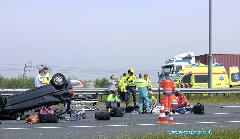 11050605.jpg - FOTOOPDRACHT:papendrecht:06-05-2011:Vrouw komt om bij ernstig ongeval A15SLIEDRECHT - Een 51-jarige vrouw uit Dordrecht is vrijdagmiddag 6 mei omgekomen bij een ernstig ongeval op de A15. De vrouw zat achterin een auto met achter het stuur een 25-jarige vrouw uit Dordrecht en als bijrijdster een 30-jarige vrouw (woonplaats onbekend). Het drietal reed in de richting van Gorinchem toen ter hoogte van de afrit de auto in de linkerberm terecht kwam en de bestuurster de macht over het stuur verloor. De auto kwam tegen een vrachtwagen en sloeg daarna over de kop. De vrouw die achterin zat, raakte hierbij uit de auto en raakte zwaar gewond. Ambulance en politie kwamen direct ter plaatse om eerste hulp te verlenen. Met een traumahelikopter kwam ook het Mobiel Medisch Team ter plaatse om medische bijstand te verlenen. De vrouw is vervolgens met een spoedtransport per ambulance naar een ziekenhuis in Rotterdam gebracht. Daar overleed de vrouw diezelfde middag aan haar verwondingen. De bijrijdster raakte bij het ongeval eveneens gewond en is samen met de bestuurster van de auto, die enkele lichte verwondingen opliep, per ambulance naar het ziekenhuis gebracht. Het voertuig waar de vrouwen in zaten was zwaar beschadigd en moest worden weggetakeld. De vrachtwagen kon zijn weg vervolgen. Het ongeval is vermoedelijk ontstaan door plotselinge filevorming als gevolg van een kop-staart botsing even verderop op de A15. Daar botsten twee personenauto's op elkaar. De bestuurster van de voorste auto, een 24-jarige vrouw uit Schelluinen, raakte licht gewond en is per ambulance ter controle naar het ziekenhuis gebracht. De bestuurder van de achterste auto, een 73-jarige man uit Papendrecht, is ter plaatse door ambulancepersoneel onderzocht. Beide voertuigen moesten worden getakeld.Deze digitale foto blijft eigendom van FOTOPERSBURO BUSINK. Wij hanteren de voorwaarden van het N.V.F. en N.V.J. Gebruik van deze foto impliceert dat u bekend bent  en akkoord gaat met deze voorwaarden bij pub