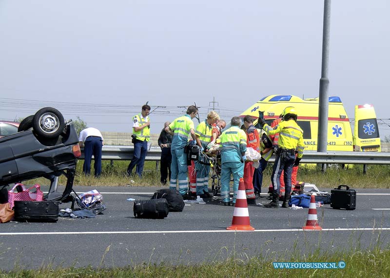 11050606.jpg - FOTOOPDRACHT:papendrecht:06-05-2011:Vrouw komt om bij ernstig ongeval A15SLIEDRECHT - Een 51-jarige vrouw uit Dordrecht is vrijdagmiddag 6 mei omgekomen bij een ernstig ongeval op de A15. De vrouw zat achterin een auto met achter het stuur een 25-jarige vrouw uit Dordrecht en als bijrijdster een 30-jarige vrouw (woonplaats onbekend). Het drietal reed in de richting van Gorinchem toen ter hoogte van de afrit de auto in de linkerberm terecht kwam en de bestuurster de macht over het stuur verloor. De auto kwam tegen een vrachtwagen en sloeg daarna over de kop. De vrouw die achterin zat, raakte hierbij uit de auto en raakte zwaar gewond. Ambulance en politie kwamen direct ter plaatse om eerste hulp te verlenen. Met een traumahelikopter kwam ook het Mobiel Medisch Team ter plaatse om medische bijstand te verlenen. De vrouw is vervolgens met een spoedtransport per ambulance naar een ziekenhuis in Rotterdam gebracht. Daar overleed de vrouw diezelfde middag aan haar verwondingen. De bijrijdster raakte bij het ongeval eveneens gewond en is samen met de bestuurster van de auto, die enkele lichte verwondingen opliep, per ambulance naar het ziekenhuis gebracht. Het voertuig waar de vrouwen in zaten was zwaar beschadigd en moest worden weggetakeld. De vrachtwagen kon zijn weg vervolgen. Het ongeval is vermoedelijk ontstaan door plotselinge filevorming als gevolg van een kop-staart botsing even verderop op de A15. Daar botsten twee personenauto's op elkaar. De bestuurster van de voorste auto, een 24-jarige vrouw uit Schelluinen, raakte licht gewond en is per ambulance ter controle naar het ziekenhuis gebracht. De bestuurder van de achterste auto, een 73-jarige man uit Papendrecht, is ter plaatse door ambulancepersoneel onderzocht. Beide voertuigen moesten worden getakeld.Deze digitale foto blijft eigendom van FOTOPERSBURO BUSINK. Wij hanteren de voorwaarden van het N.V.F. en N.V.J. Gebruik van deze foto impliceert dat u bekend bent  en akkoord gaat met deze voorwaarden bij pub