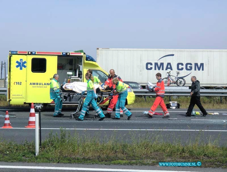 11050607.jpg - FOTOOPDRACHT:papendrecht:06-05-2011:Vrouw komt om bij ernstig ongeval A15SLIEDRECHT - Een 51-jarige vrouw uit Dordrecht is vrijdagmiddag 6 mei omgekomen bij een ernstig ongeval op de A15. De vrouw zat achterin een auto met achter het stuur een 25-jarige vrouw uit Dordrecht en als bijrijdster een 30-jarige vrouw (woonplaats onbekend). Het drietal reed in de richting van Gorinchem toen ter hoogte van de afrit de auto in de linkerberm terecht kwam en de bestuurster de macht over het stuur verloor. De auto kwam tegen een vrachtwagen en sloeg daarna over de kop. De vrouw die achterin zat, raakte hierbij uit de auto en raakte zwaar gewond. Ambulance en politie kwamen direct ter plaatse om eerste hulp te verlenen. Met een traumahelikopter kwam ook het Mobiel Medisch Team ter plaatse om medische bijstand te verlenen. De vrouw is vervolgens met een spoedtransport per ambulance naar een ziekenhuis in Rotterdam gebracht. Daar overleed de vrouw diezelfde middag aan haar verwondingen. De bijrijdster raakte bij het ongeval eveneens gewond en is samen met de bestuurster van de auto, die enkele lichte verwondingen opliep, per ambulance naar het ziekenhuis gebracht. Het voertuig waar de vrouwen in zaten was zwaar beschadigd en moest worden weggetakeld. De vrachtwagen kon zijn weg vervolgen. Het ongeval is vermoedelijk ontstaan door plotselinge filevorming als gevolg van een kop-staart botsing even verderop op de A15. Daar botsten twee personenauto's op elkaar. De bestuurster van de voorste auto, een 24-jarige vrouw uit Schelluinen, raakte licht gewond en is per ambulance ter controle naar het ziekenhuis gebracht. De bestuurder van de achterste auto, een 73-jarige man uit Papendrecht, is ter plaatse door ambulancepersoneel onderzocht. Beide voertuigen moesten worden getakeld.Deze digitale foto blijft eigendom van FOTOPERSBURO BUSINK. Wij hanteren de voorwaarden van het N.V.F. en N.V.J. Gebruik van deze foto impliceert dat u bekend bent  en akkoord gaat met deze voorwaarden bij pub