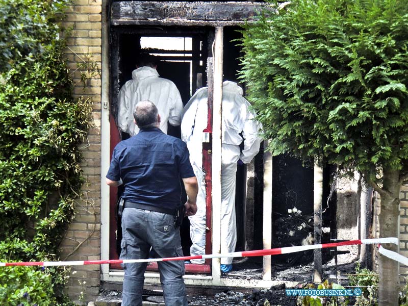 11050806.jpg - FOTOOPDRACHT:Dordrecht:08-05-2011:Foto: De Poltie is bezig met de technische onderzoek om de toedracht van brand te achter halen.Drie gewonden bij brand in woningDordrecht: In de nacht van zaterdag 7 op zondag 8 mei ontstond rond 02.15 uur een uitslaande brand in een woning aan de Jagerweg. Twee van de bewoners, een man en een vrouw, verlieten zelf het pand en zijn gewond naar het ziekenhuis gebracht. Een derde bewoner werd door de brandweer uit de woning bevrijd. Hij raakte ernstig gewond. De traumahelikopter kwam ter plaatse voor medische hulp waarna het slachtoffer met een ambulance naar het Erasmus MC is gebracht. De brandweer schaalde op naar middelbrand en zette 2 tankautospuiten en een hoogwerker in. De brand was rond 02.45 uur meester. Uiteindelijk bleef de brand tot de ene woning beperkt. Deze woning raakte zwaar beschadigd en is onbewoonbaar. De buurwoningen liepen mogelijk rookschade op. De oorzaak van de brand is nog niet bekend. De politie is een onderzoek gestart om deze te achterhalen.Deze digitale foto blijft eigendom van FOTOPERSBURO BUSINK. Wij hanteren de voorwaarden van het N.V.F. en N.V.J. Gebruik van deze foto impliceert dat u bekend bent  en akkoord gaat met deze voorwaarden bij publicatie.EB/ETIENNE BUSINK